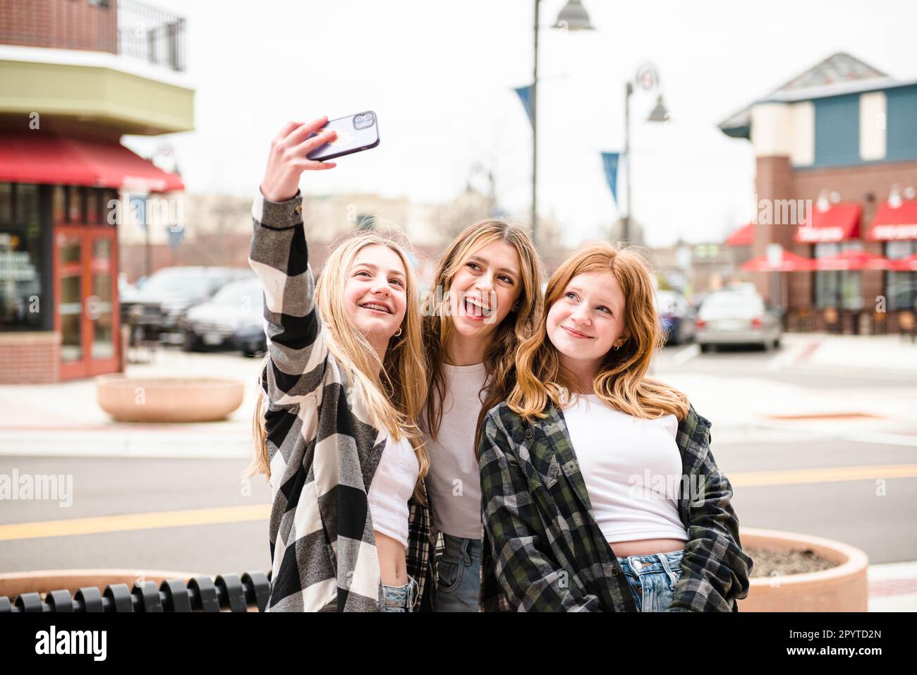 Tre ragazze giovani felici che prendono un selfie. Foto Stock