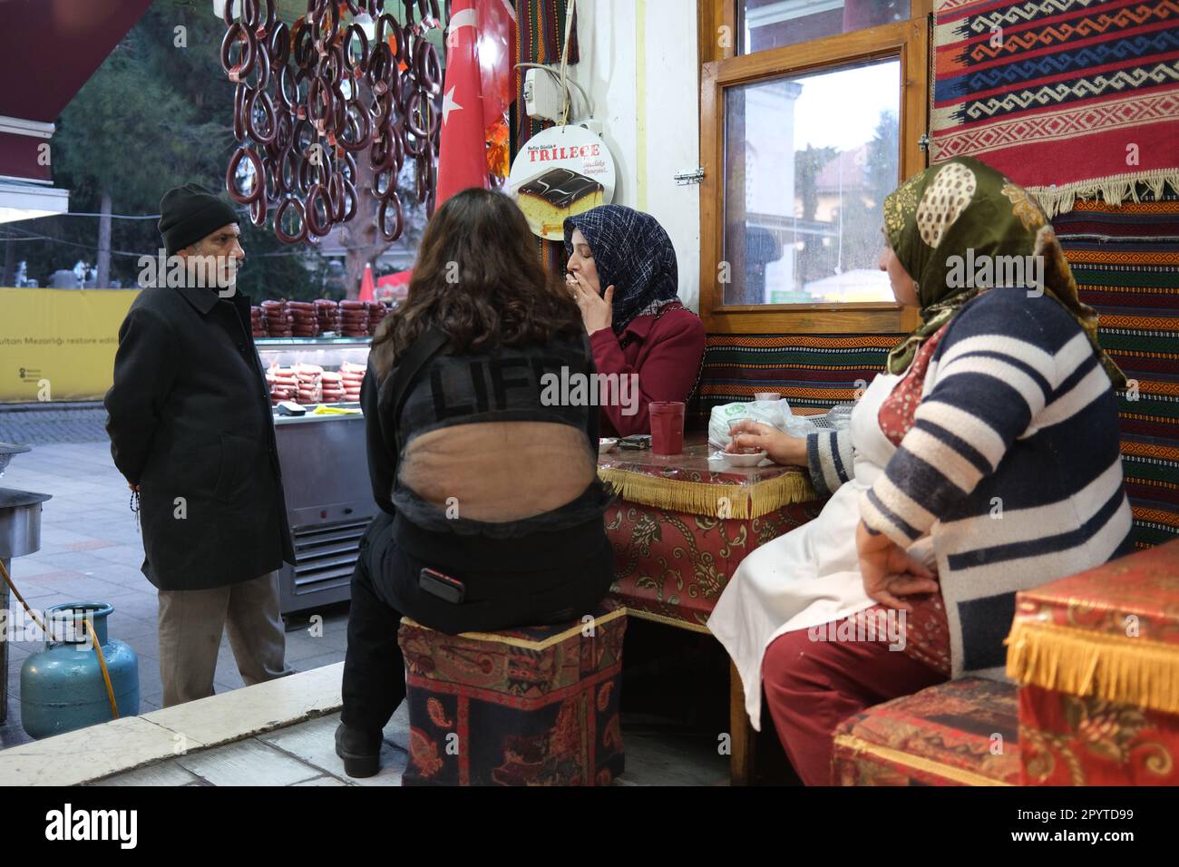Le donne sono sedute a un tavolo in un bar in Turchia. Foto Stock