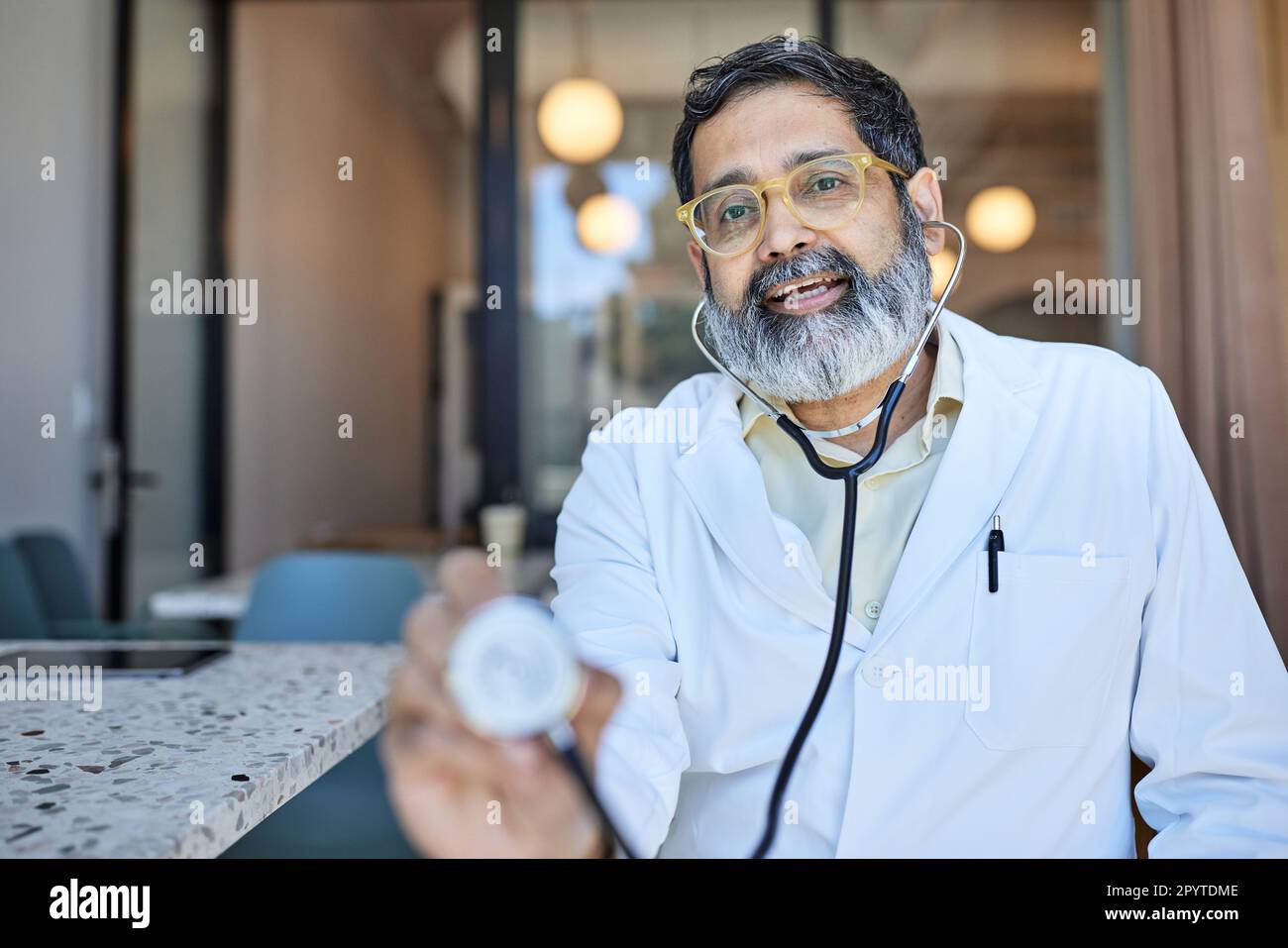 Ritratto del medico che tiene stetoscopio in clinica Foto Stock
