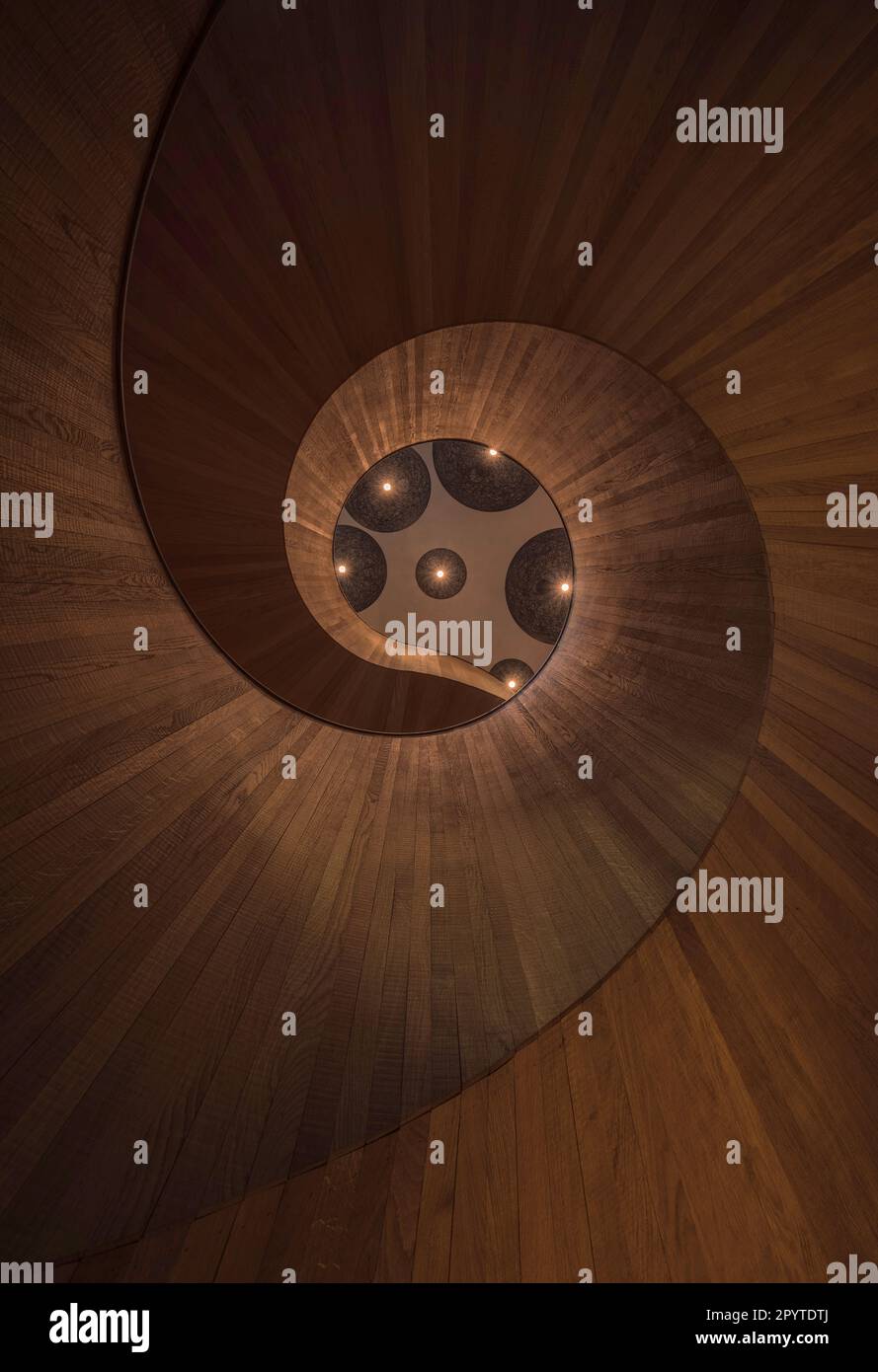 Scala in legno all'interno del citizenM Hotel .London Foto Stock