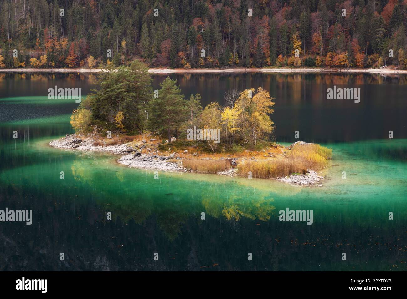 Colori autunnali sull'isola del lago eibsee Foto Stock