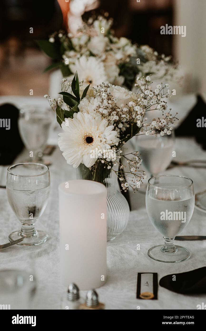 Fiori bianchi al tavolo della reception per cena Foto Stock