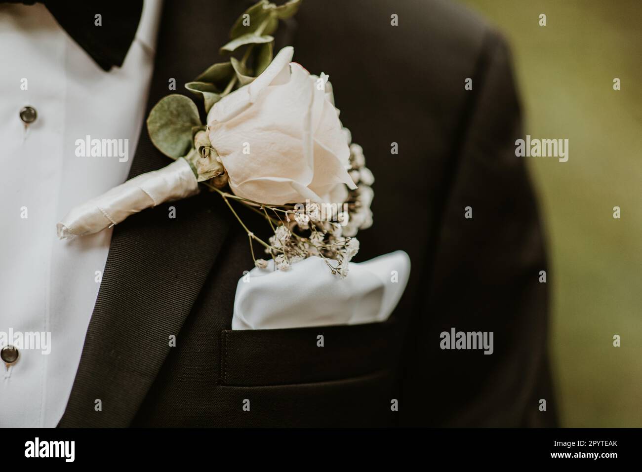 Matrimonio rosa bianco con pinned boutonniÃ¨re con il respiro del bambino Foto Stock