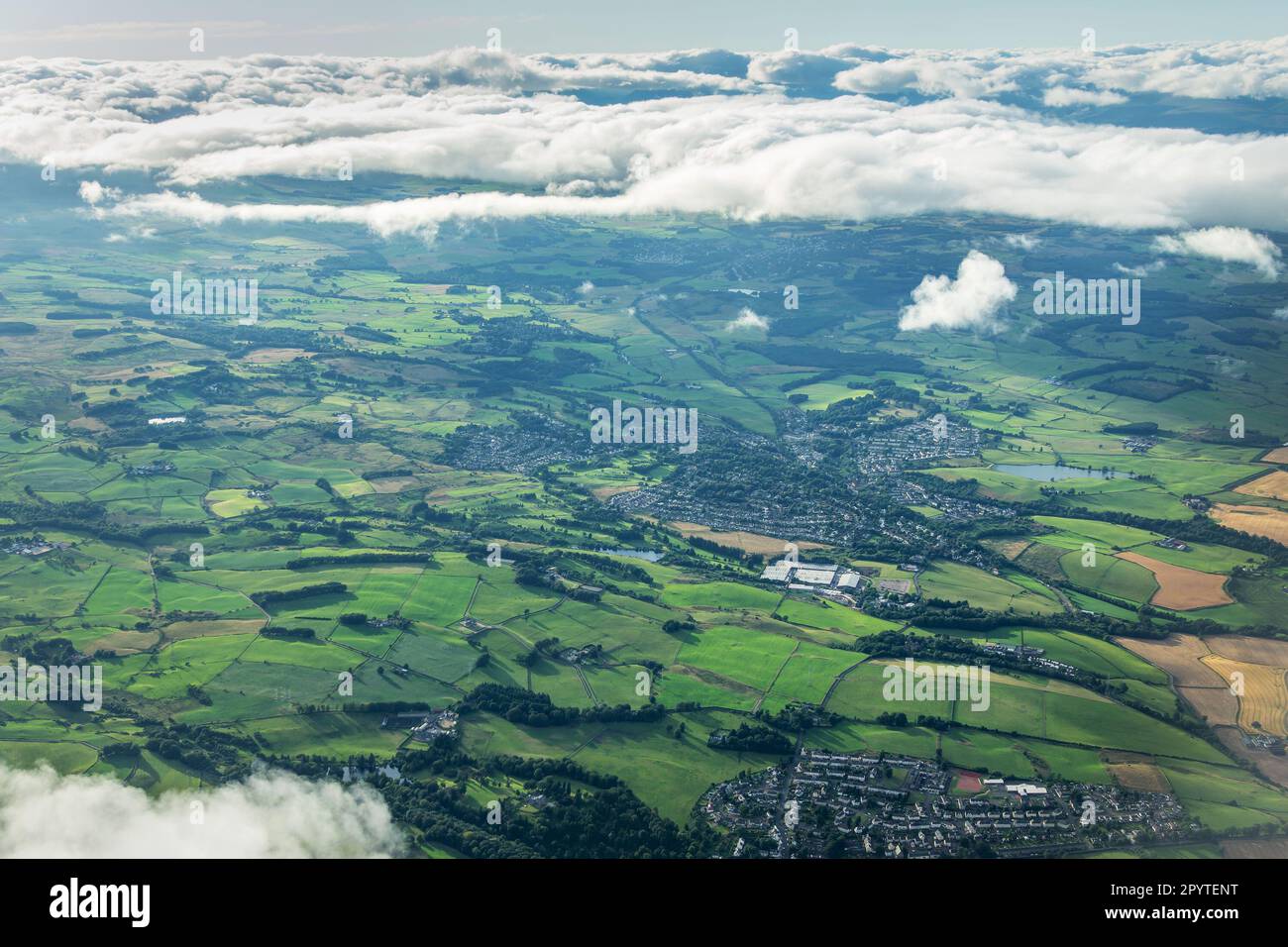 Vista aerea della città di Bridge of Veir circondata da campi verdi nella campagna scozzese vicino a Glasgow, Central Lowlands della Scozia, Regno Unito Foto Stock