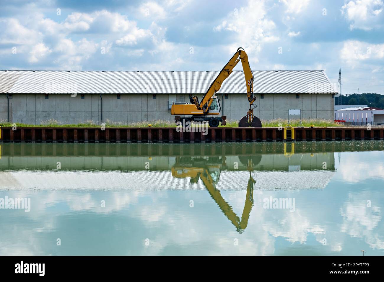 Caricatore giallo della gru del trattore sul banco Foto Stock