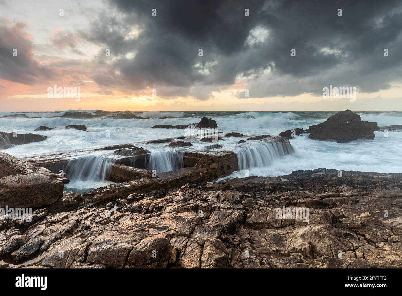 Spiaggia in cielo onde grandi Foto Stock