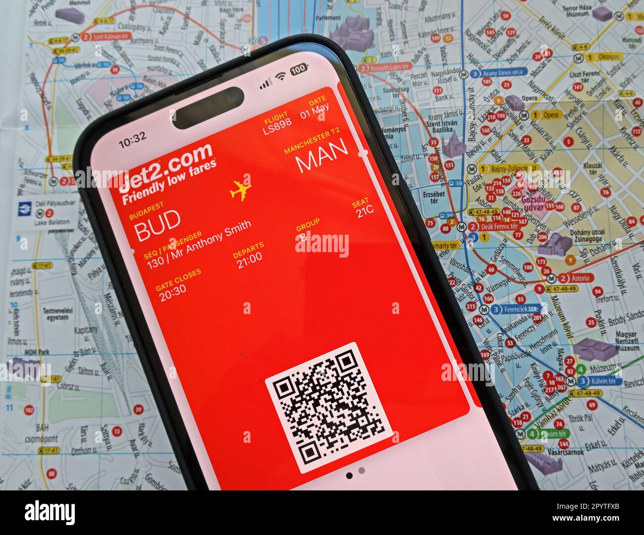 Jet2 app per la carta d'imbarco digitale su un volo iphone, BUD-MAN, da Budapest a Manchester, mappa di Buda e Pest LS898 Foto Stock