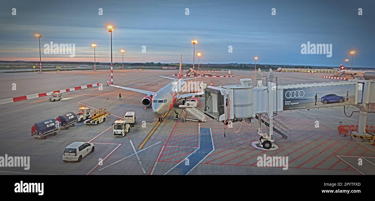 Sera Jet2Holidays Boeing 737-300, appena atterrato all'aeroporto di Budapest, Ungheria al crepuscolo - Jet2 volo di viaggio di piacere Foto Stock