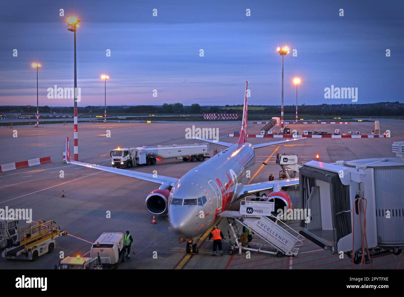 Jet2 Boeing 737-300, appena atterrato all'aeroporto di Budapest, Ungheria al crepuscolo - volo Jet2Holidays - Aeroporto Internazionale Ferihegy, Budapest, 1185 Ungheria Foto Stock