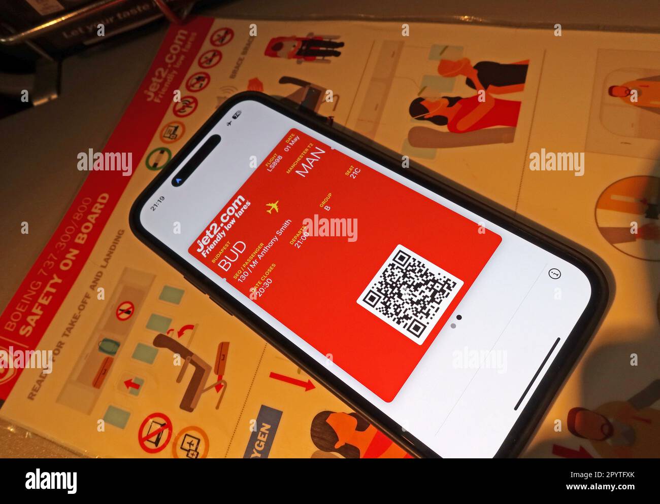 App per la carta d'imbarco digitale Jet2 su un volo iphone, BUD-MAN, da Budapest a Manchester - foglio di sicurezza a bordo Foto Stock