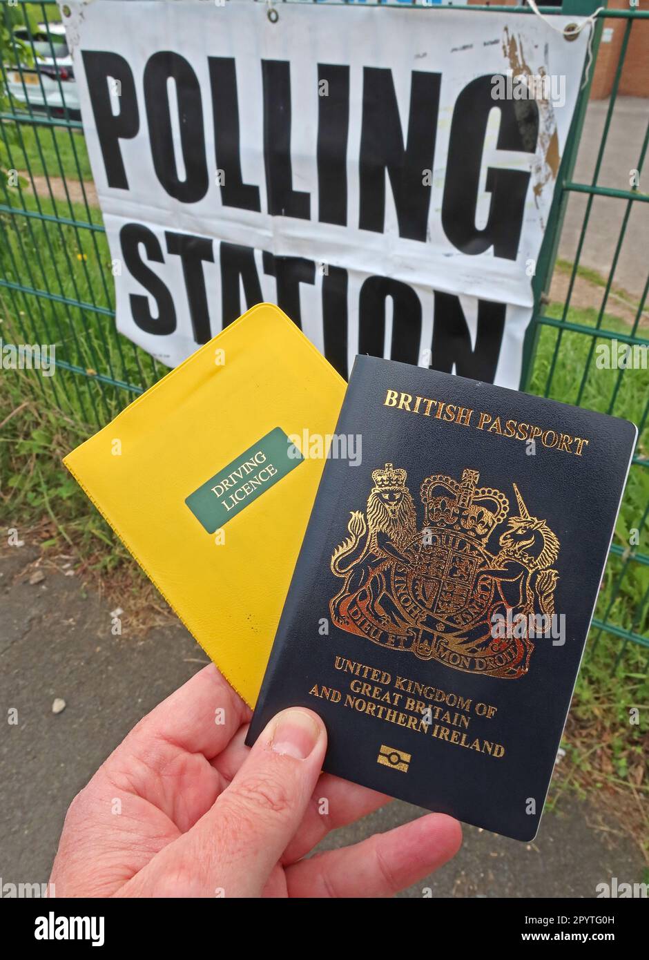 Documento d'identità con foto riconosciuto obbligatorio, patente di guida e passaporto britannico, per votare nelle elezioni comunali e generali, Polling Station, Runcorn, Inghilterra Foto Stock