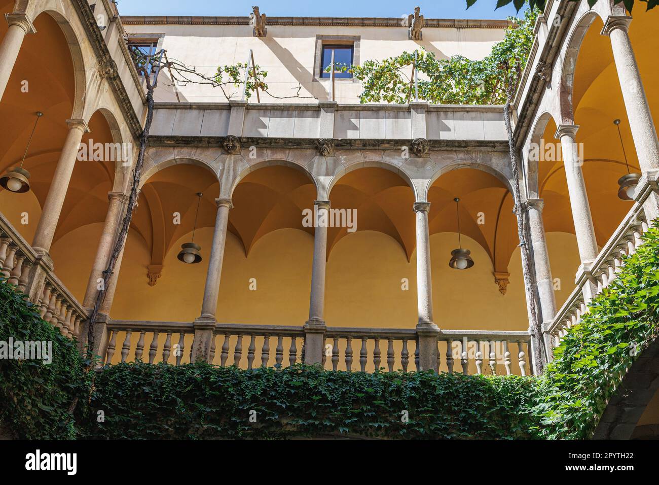 Palau del cortile, sede dell'Archivio di Stato e della Corona d'Aragona nel quartiere gotico, Spagna. Foto Stock