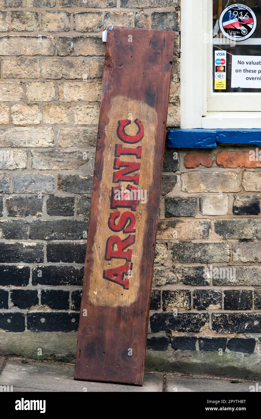 Cartello IN legno DI ARSENICO appoggiato al muro, negozio di antiquariato, angolo Danesgate terrazza e ripida collina, Lincoln città vecchia 2023 Foto Stock