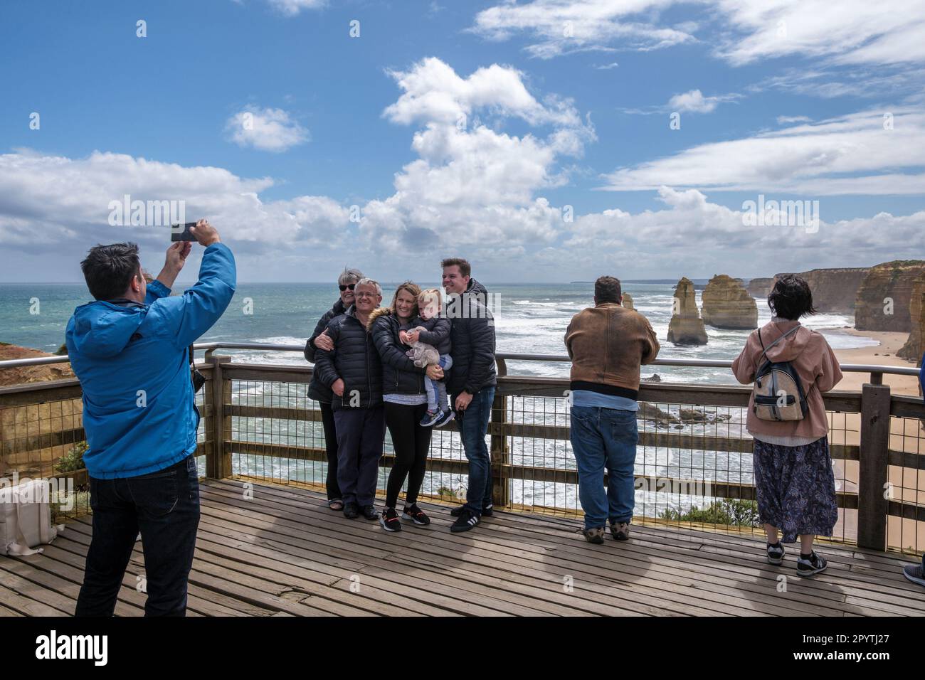 I turisti scattano foto ai dodici Apostoli, al Parco Nazionale di Port Campbell, alla Great Ocean Road, Victoria, Australia Foto Stock