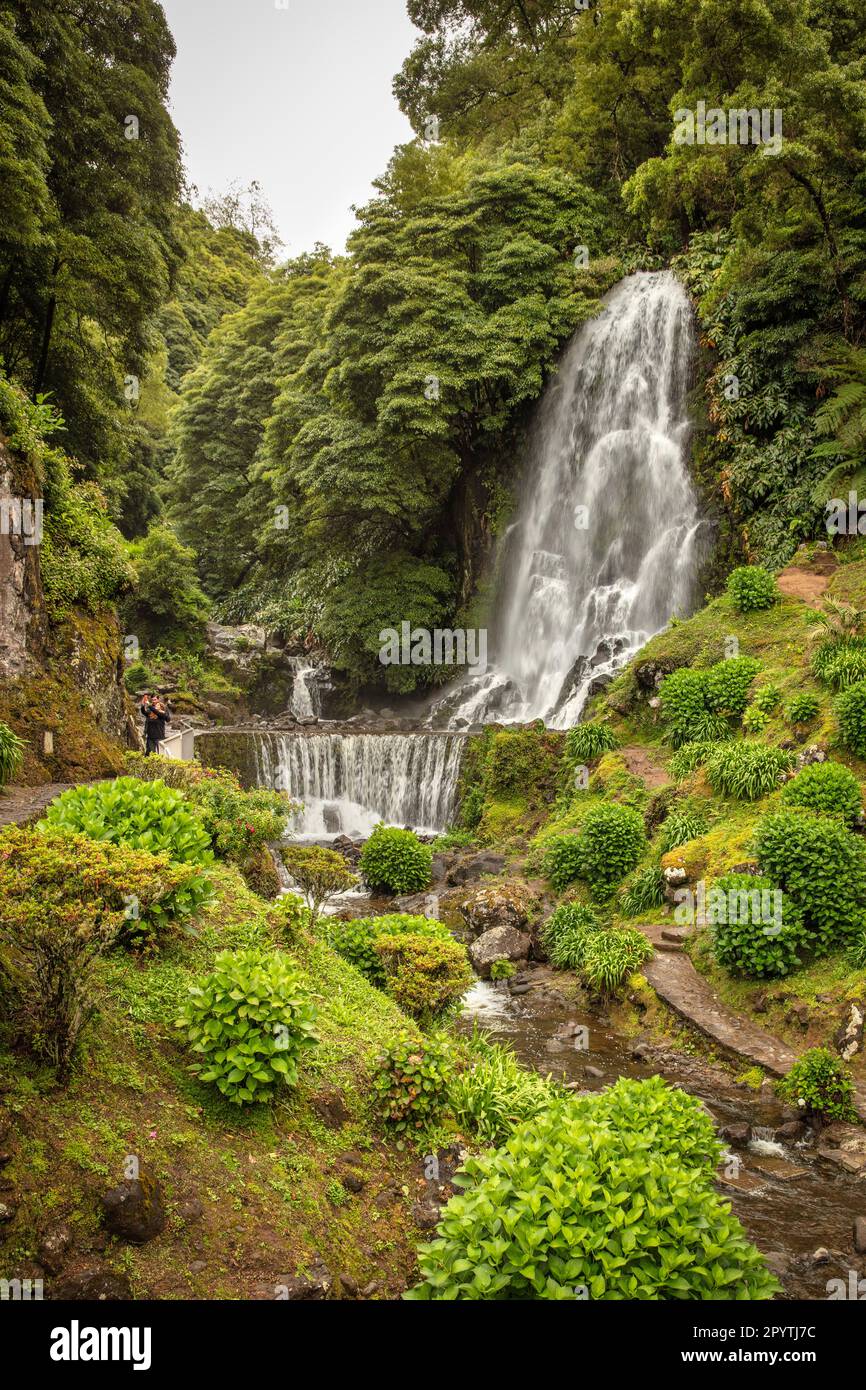 Portogallo, Azzorre, Isola di Sao Miguel, Achada. Parco naturale di Ribeira dos Caldeir›es. Cascata. Foto Stock