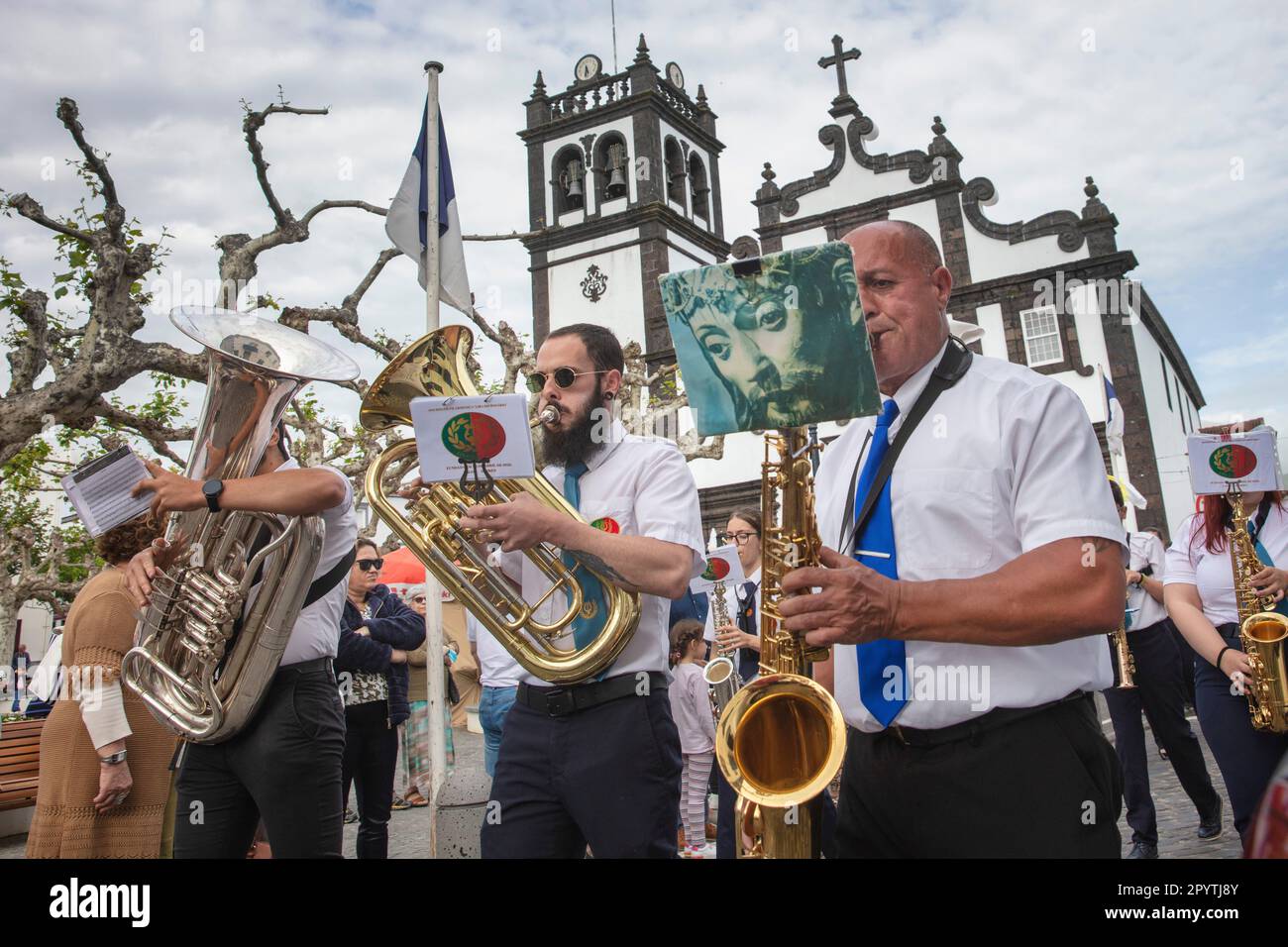 Portogallo, Azzorre, Isola di Sao Miguel, Lagoa, Festa di Espirito Santo. Pentecoste. Processione. Banda di ottone. Foto Stock