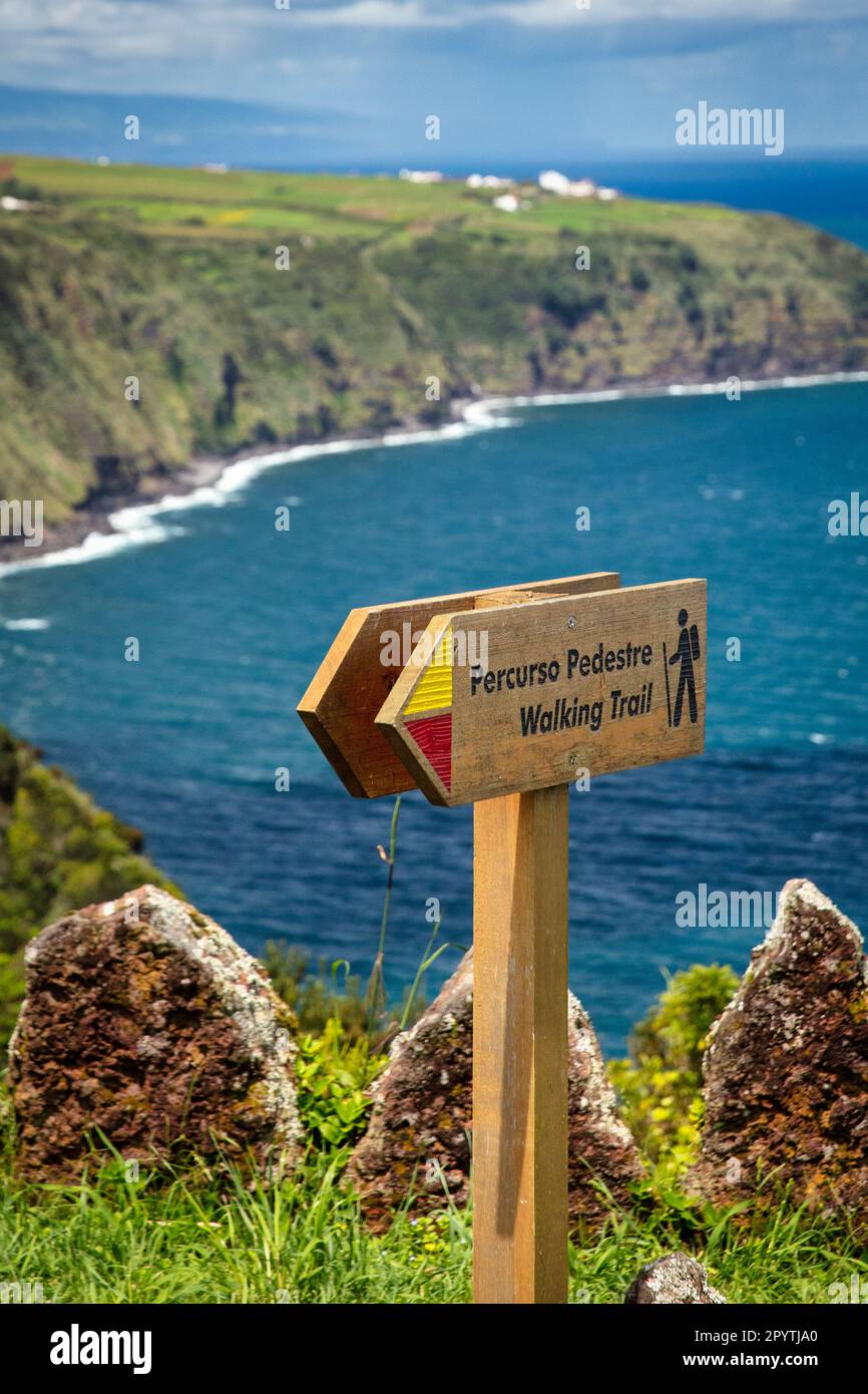 Portogallo, Azzorre, Isola di Sao Miguel, Nordeste, costa. Cartello sentiero. Foto Stock