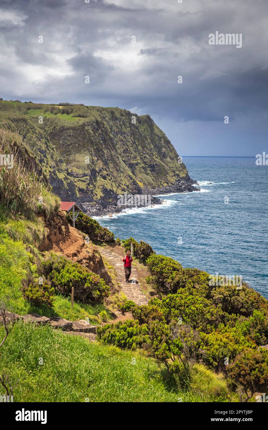 Portogallo, Azzorre, Isola di Sao Miguel, Nordeste, costa. Sentiero per passeggiate. Escursionista. Foto Stock