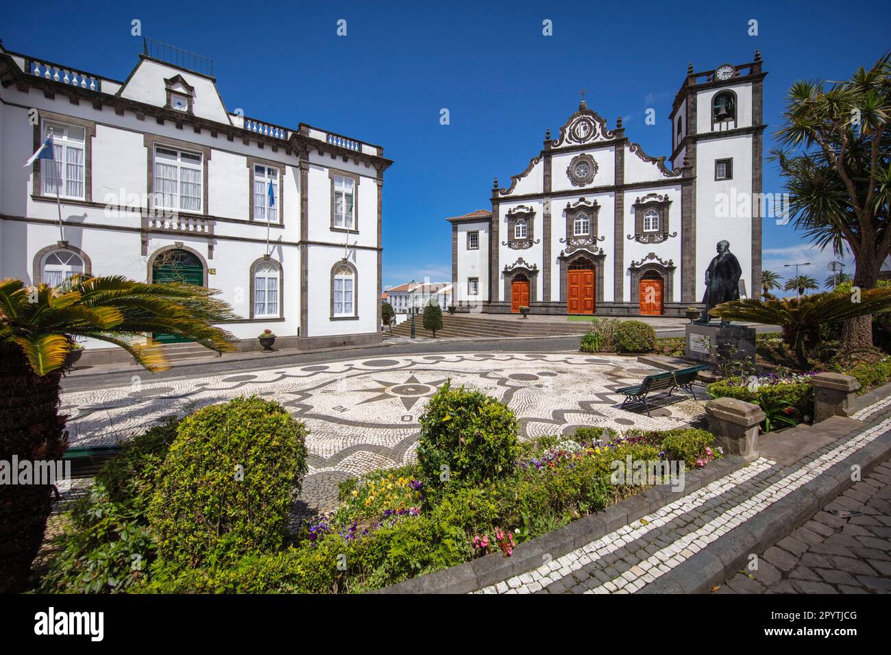Portogallo, Azzorre, Isola di Sao Miguel, Nordeste, Chiesa di Sao Jorge. Foto Stock