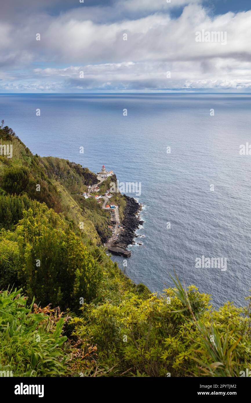 Portogallo, Azzorre, Isola di Sao Miguel, Nordeste, Faro Farol do Arnel. Punto di vista dos Barcos. Foto Stock