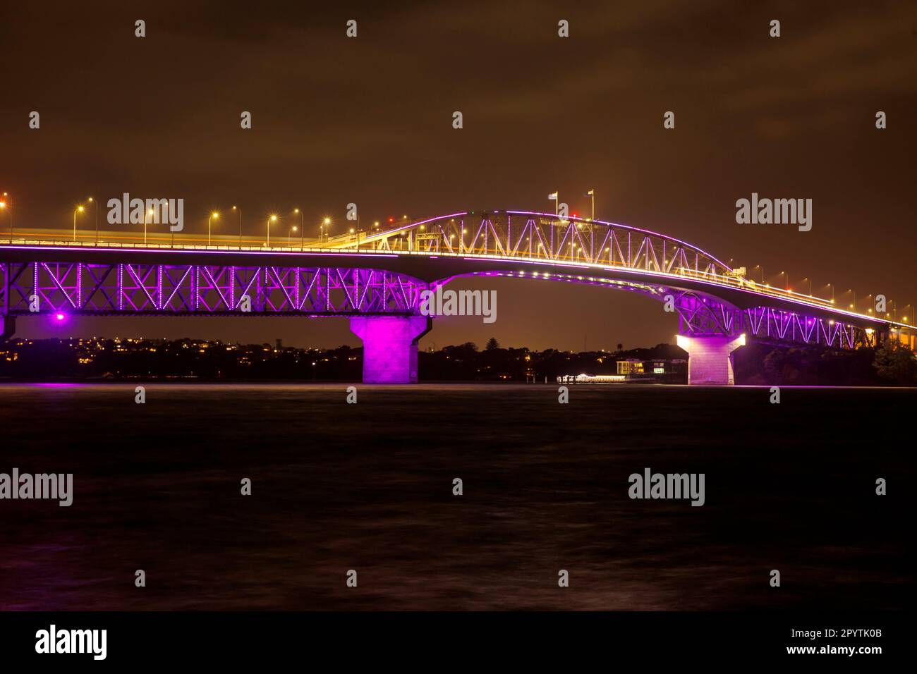 Auckland, Nuova Zelanda, 05 maggio, 2023. Il ponte del porto e altri punti di riferimento intorno alla città si illuminano in viola reale per celebrare l'incoronazione di re Carlo III L'incoronazione di Re Carlo III avrà luogo a Londra il 6 maggio. Credit: David Rowland/Alamy Live News Foto Stock