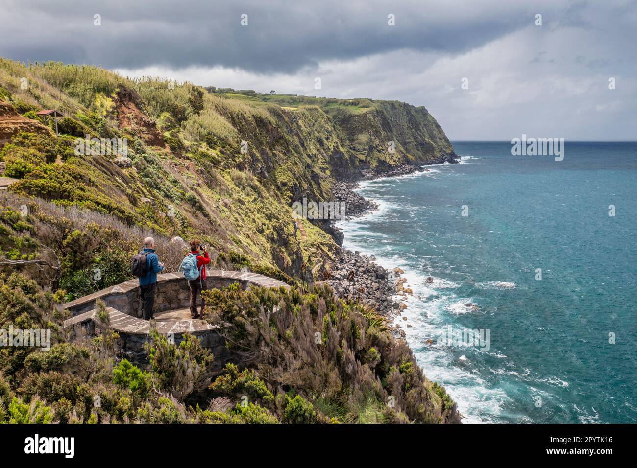 Portogallo, Azzorre, Isola di Sao Miguel, Nordeste, costa. Sentiero per passeggiate. Escursionisti. Antenna. Foto Stock