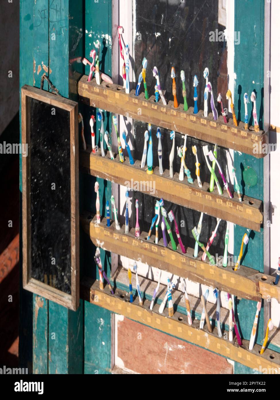 File di pennelli da denti e uno specchio che si trova all'esterno di una scuola nel Bazaar di Namche, sull'Everest base Camp Trek. Foto Stock