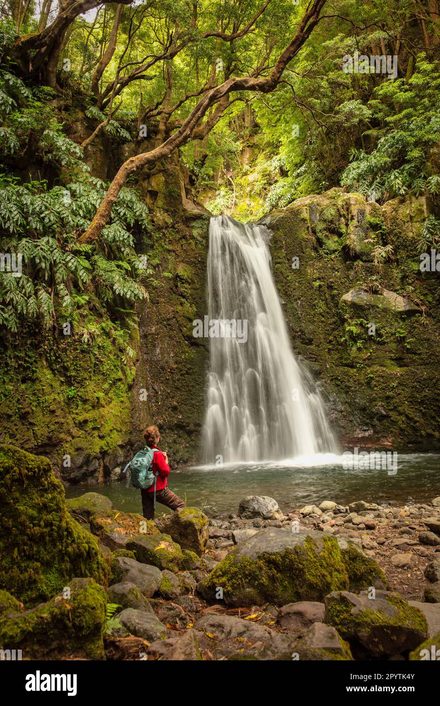 Portogallo, Azzorre, Isola di Sao Miguel, Faial da Terra, Salto do Prego sentiero. Cascata. Escursionista. Foto Stock