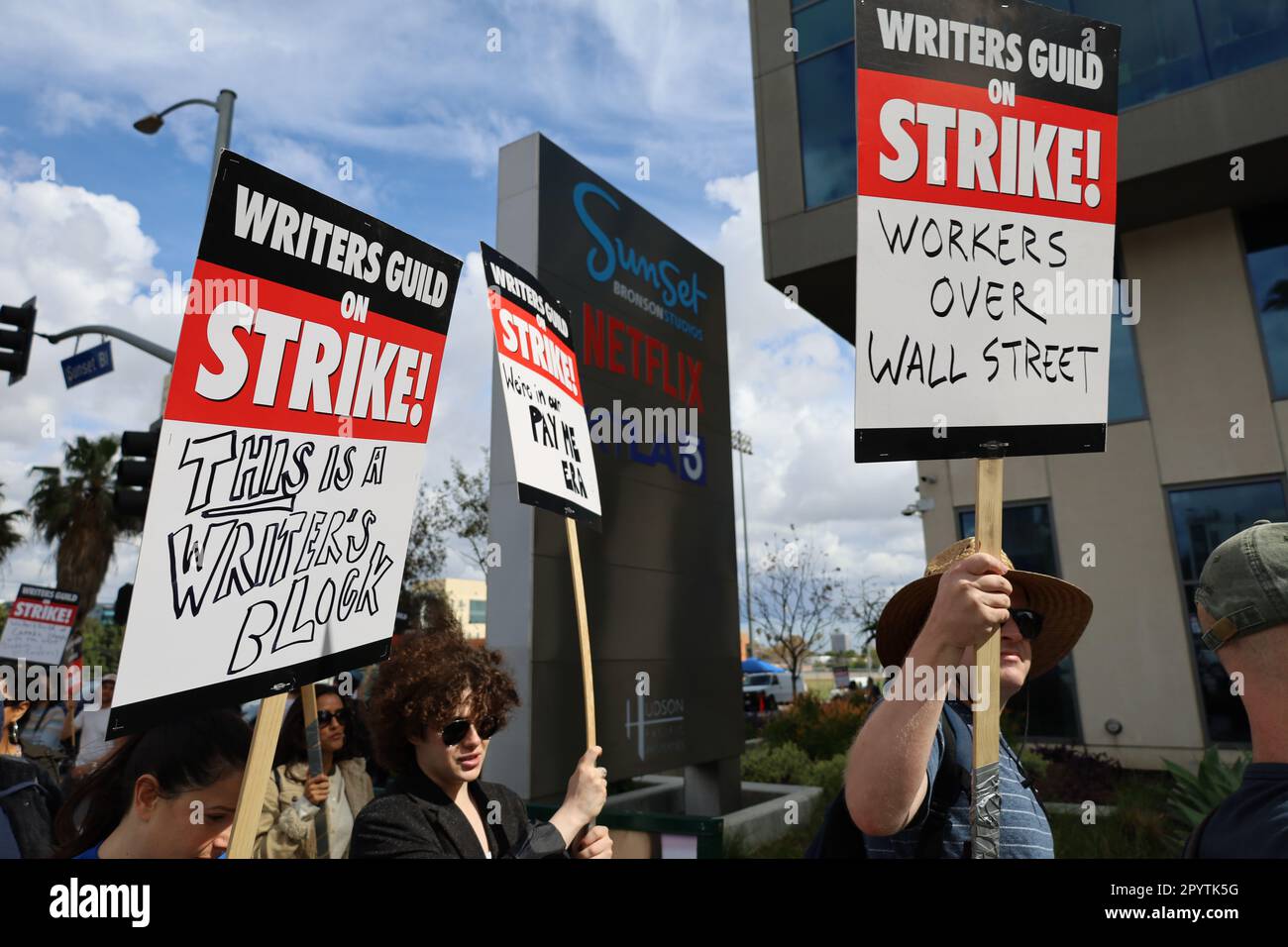 Hollywood, California, Stati Uniti. 4th maggio, 2023. Writer's Guild on Strike: This is a Writer's Block'' e "Workers Over Wall Street" e un altro: 'Siamo nella nostra era di Pay me'', tenuto da picketers di fronte a Netflix Sunset Studios a Hollywood il 4 maggio 2023 a sostegno di Writers Guild of America Writers' Strike il 4 maggio 2023 ''" giorno 3 del primo sciopero dello scrittore in 15 anni. Migliaia di scrittori e altri nell'industria cinematografica e televisiva hanno portato insegne sulle linee di picket di fronte agli studi di Los Angeles/Hollywood per chiedere più retribuzione, controlli sull'intelligenza artificiale e migliori condizioni di lavoro. (Credito CRE: ZUM Foto Stock