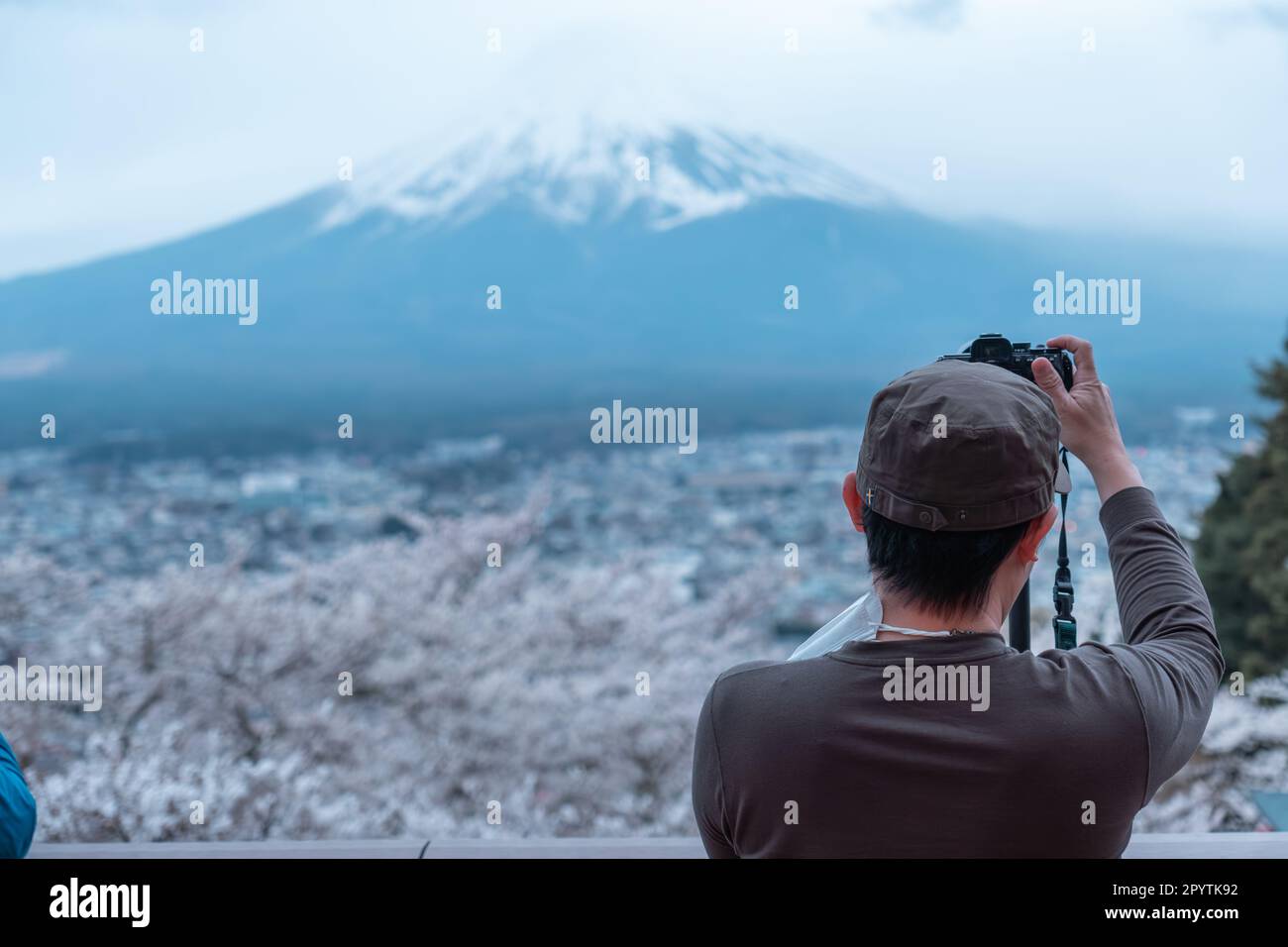 Fotografo maschile che scatta una foto di Mt. Fuji, vista da dietro Foto Stock