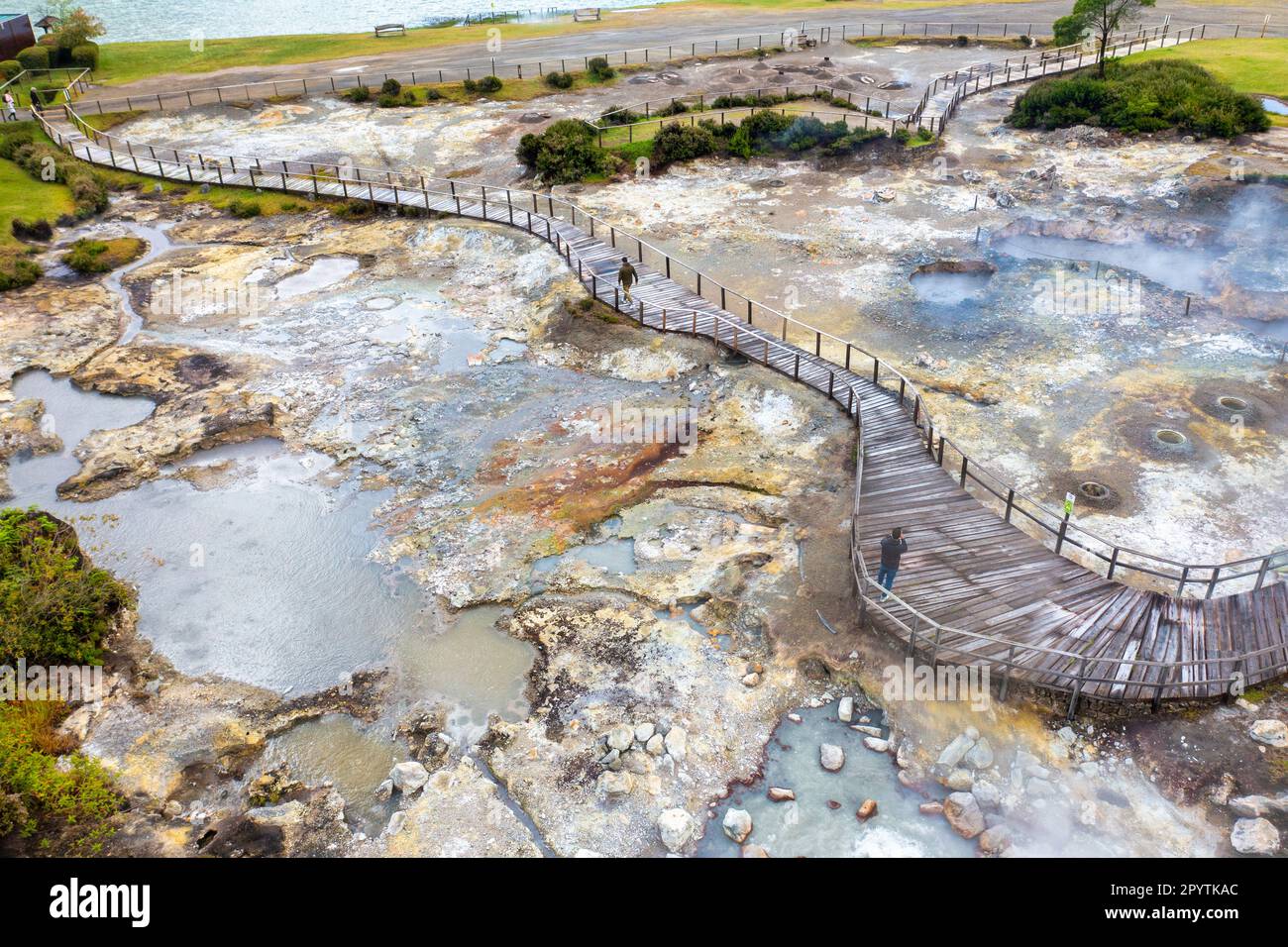 Portogallo, Azzorre, isola di Sao Miguel, Furnas, vista aerea sorgenti termali e fumarole. Antenna. Foto Stock