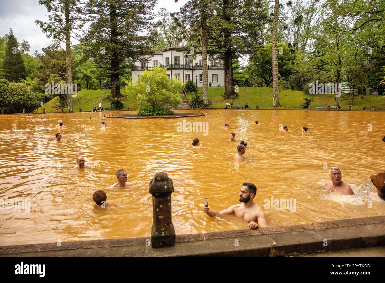 Portogallo, Azzorre, Isola di Sao Miguel, Furnas. Sorgenti termali nel Parco Terra nostra e nei giardini. Acqua termale. Foto Stock