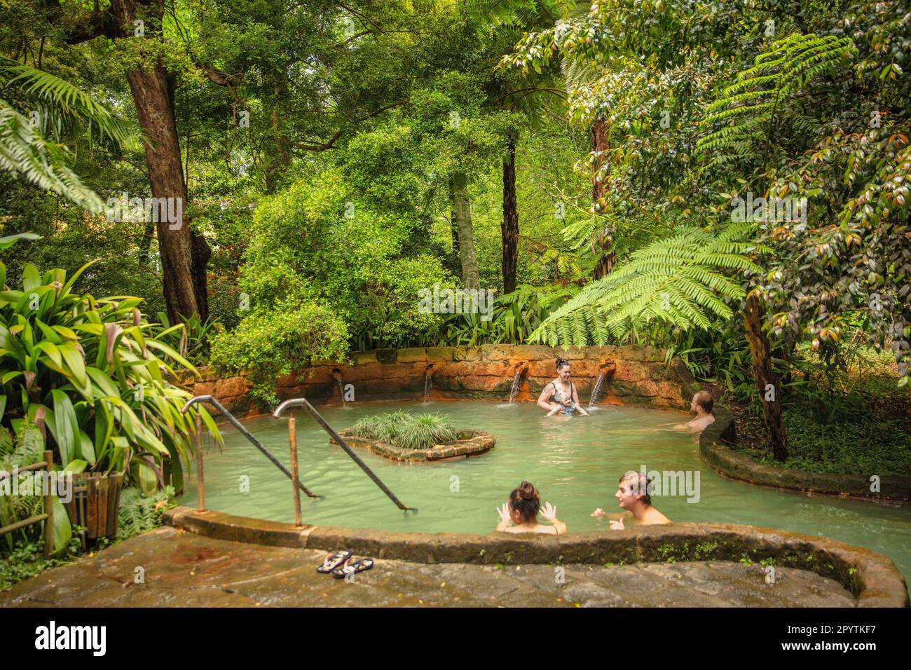 Portogallo, Azzorre, Isola di Sao Miguel, Furnas. Sorgenti termali nel Parco Terra nostra e nei giardini. Acqua termale. Foto Stock