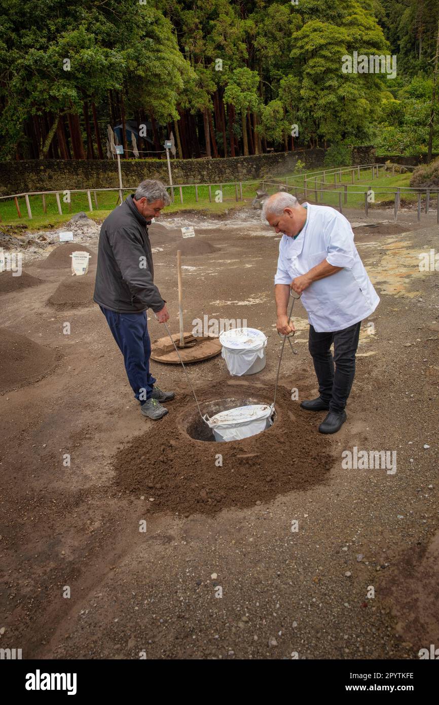 Portogallo, Azzorre, Isola di Sao Miguel, Furnas. Sorgenti termali e fumarole vicino al lago Furnas. Pasto che viene cucinato sotterraneo chiamato Cozido. Foto Stock