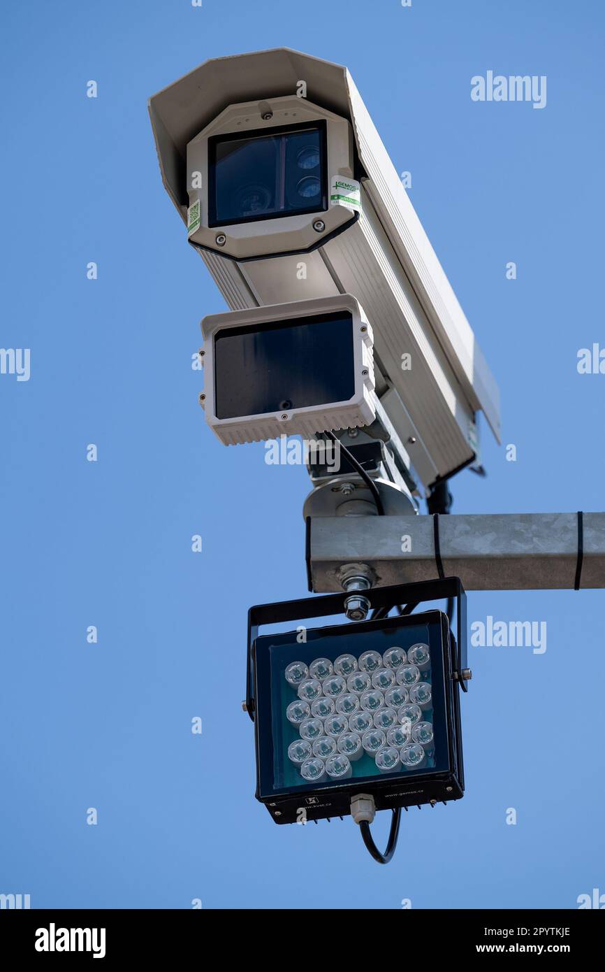 Autovelox intelligenti per il monitoraggio del traffico in SNP Street, a Hradec Kralove, Repubblica Ceca, 28 aprile 2023. Dal 1 maggio 2023 Hradec Kralove lancia un sistema intelligente di gestione del traffico. (Foto CTK/David Tanecek) Foto Stock