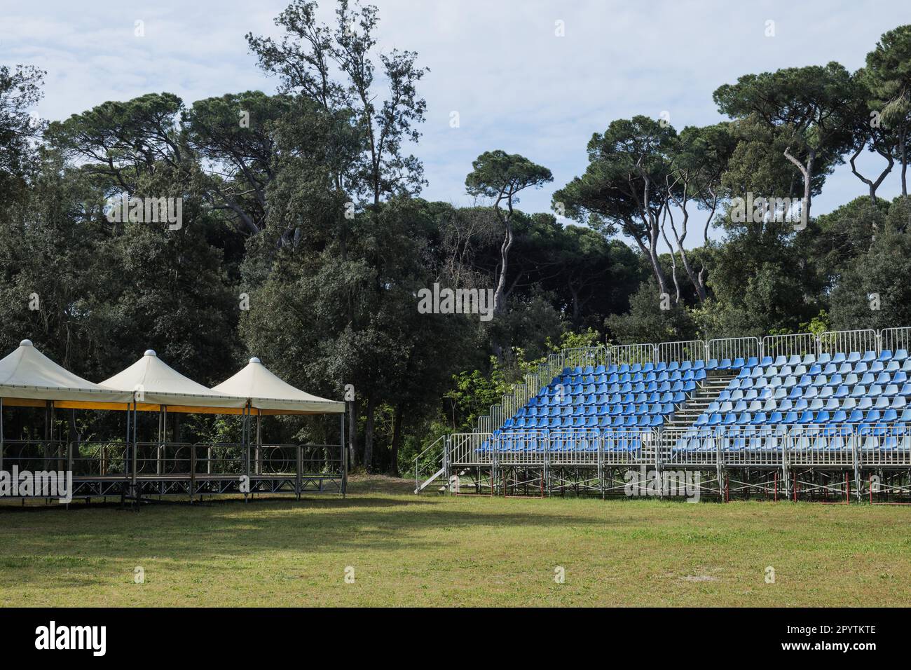 Tribuna vuota per una mostra equestre in Italia Foto Stock