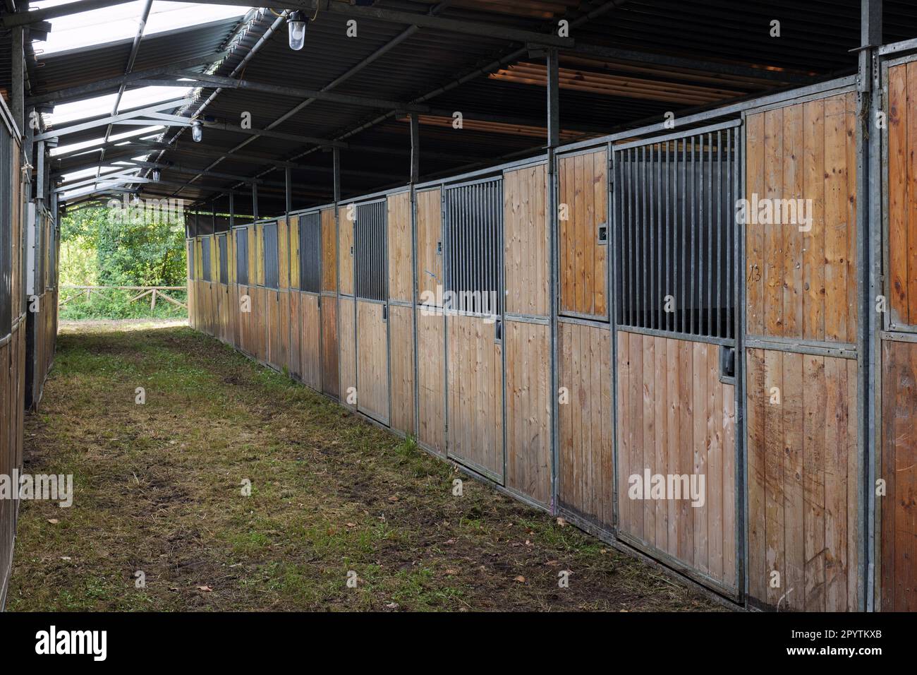 Scatole vuote per cavalli in una zona rurale d'Italia. Foto Stock
