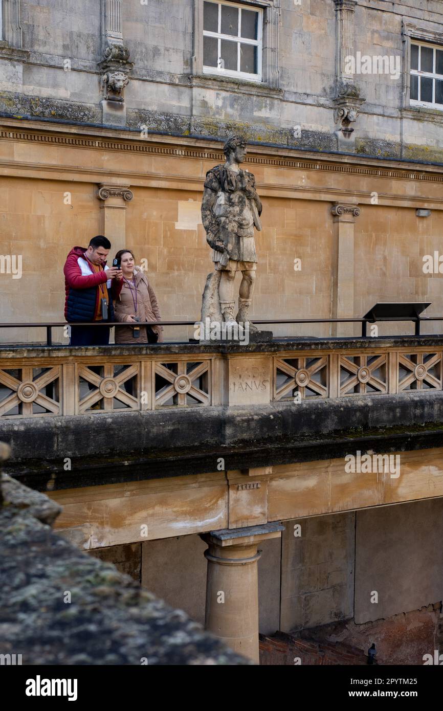 Persone che scattano foto al Roman Baths Complex, le uniche sorgenti termali del Regno Unito, centro di Bath, a nord-est, Somerset Inghilterra, Regno Unito Foto Stock