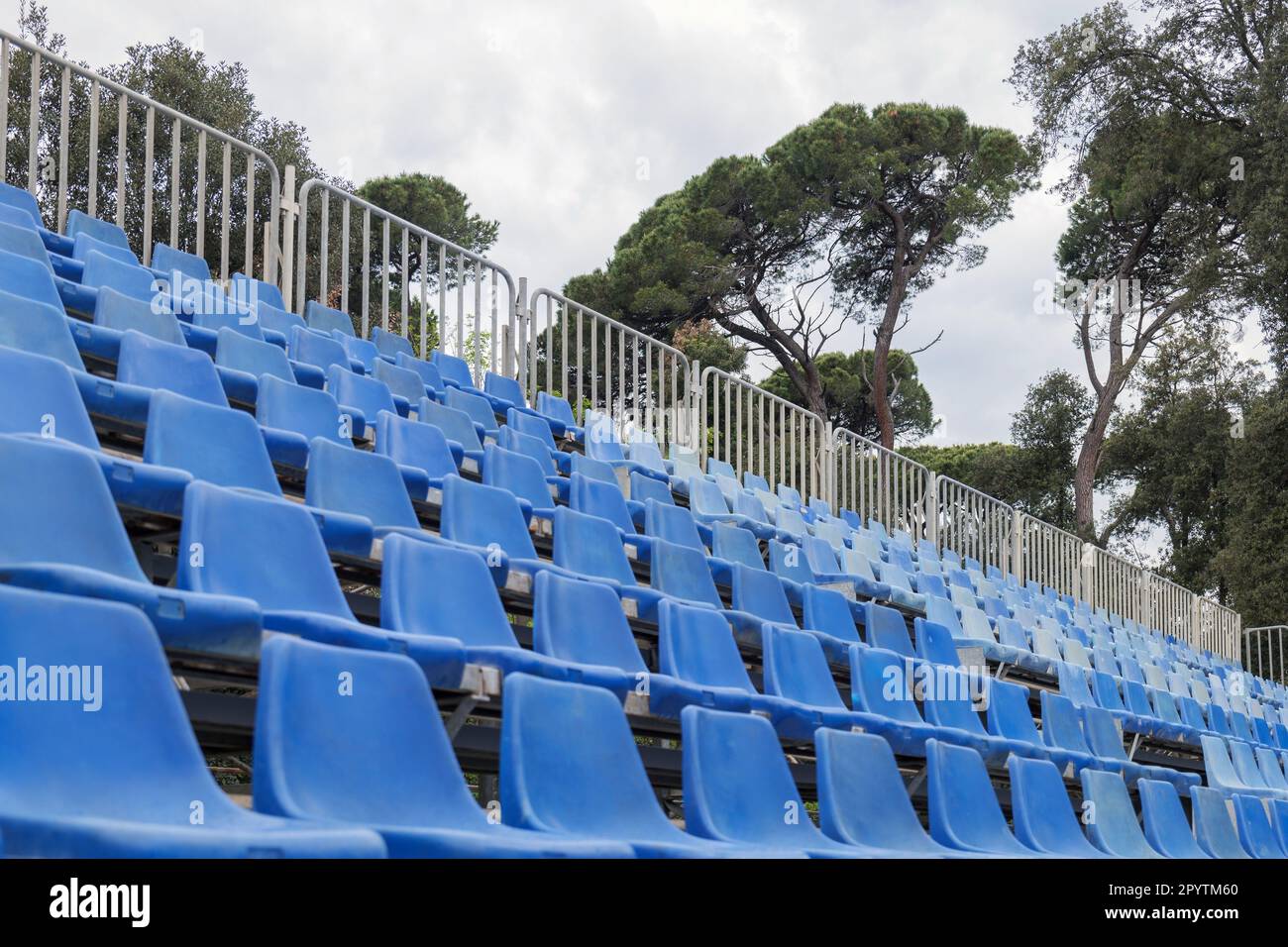 Tribuna vuota per una mostra equestre in Italia Foto Stock