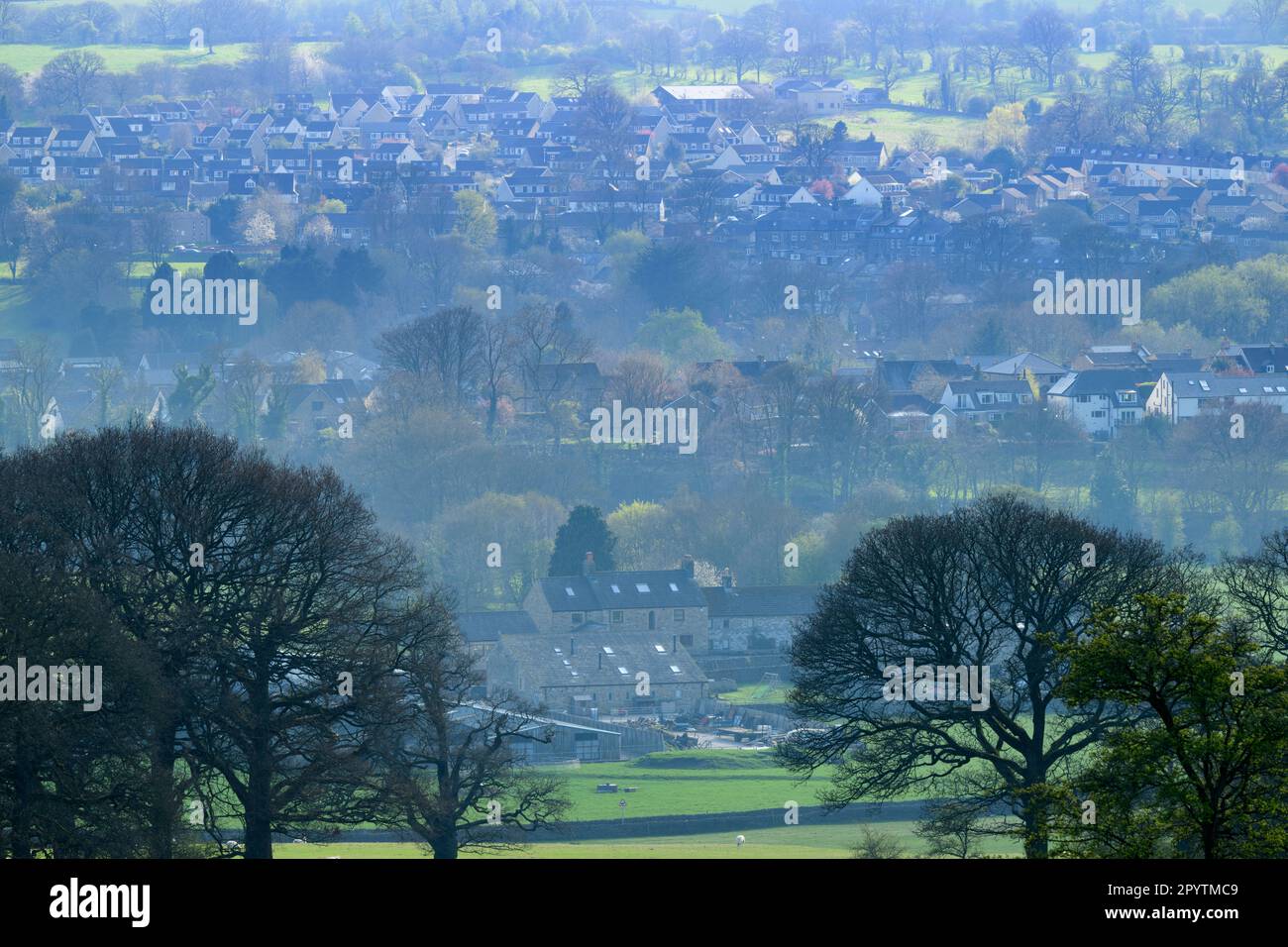 Villaggio di Addingham vista elevata (insediamento in espansione in valle confinante con i campi, luogo panoramico in cui vivere) - Wharfedale, West Yorkshire, Inghilterra, Regno Unito. Foto Stock