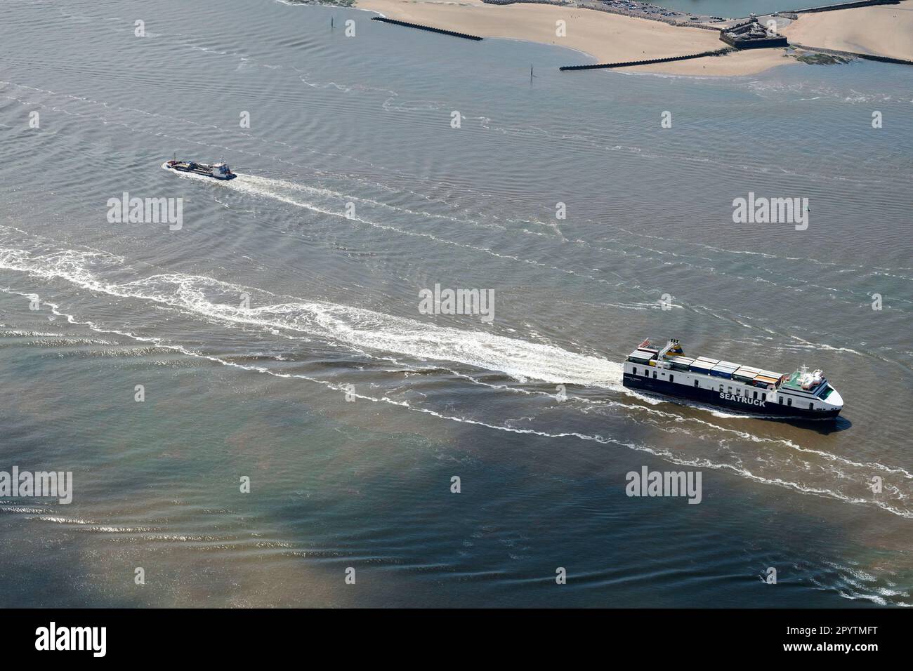 Il traffico fluviale sull'estuario di Mersey, Merseyside, Liverpool, Inghilterra nord-occidentale, Regno Unito è stato sparato dall'aria Foto Stock