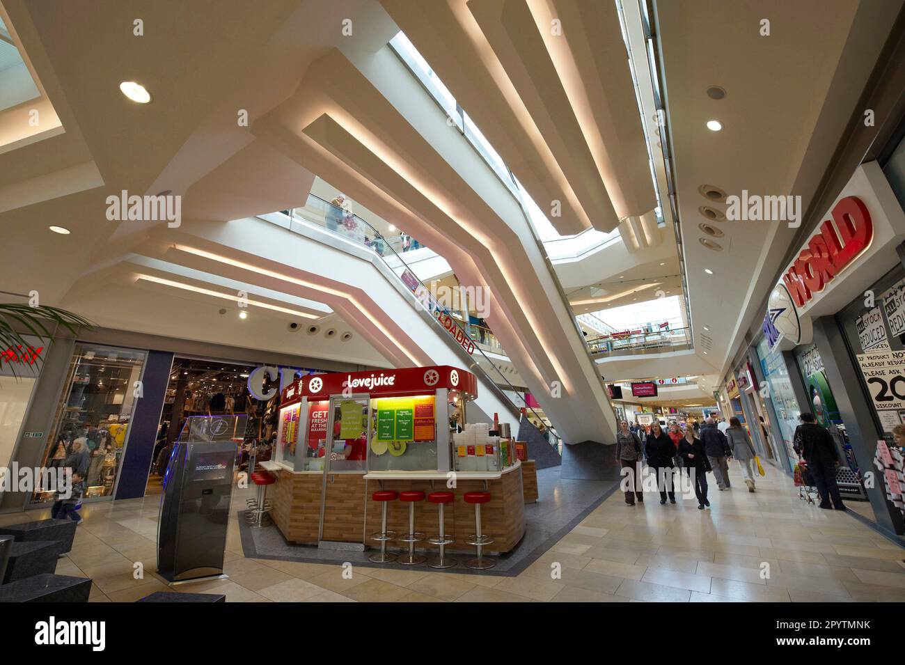 Gli amanti dello shopping nel centro commerciale Bull Ring, Birmingham, West Midlands, Regno Unito Foto Stock