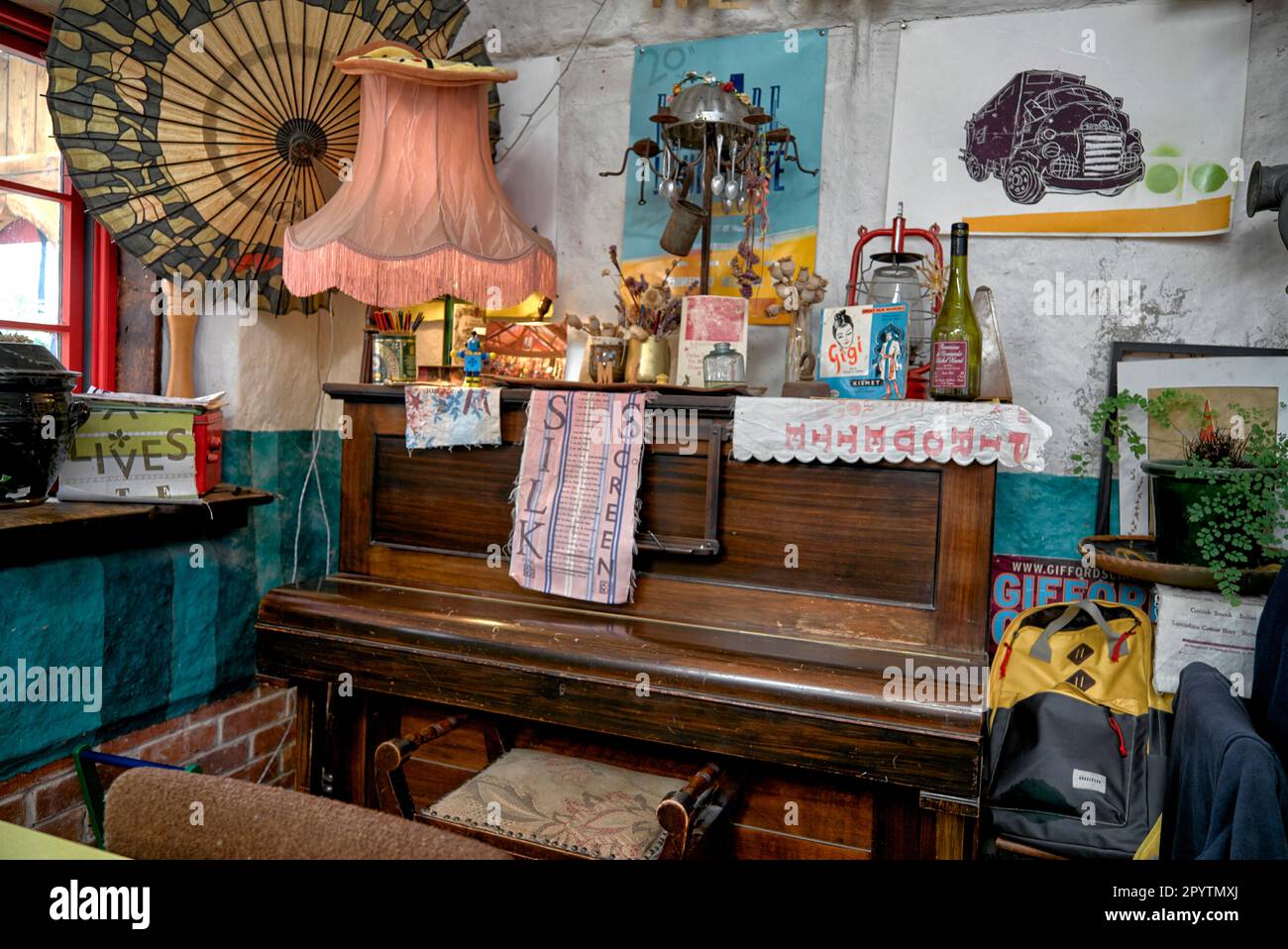 Interni d'epoca e oggetti d'antiquariato in esposizione presso Whichford Pottery and Straw Kitchen, Whichford, Shipston-on-Stour, Inghilterra, Regno Unito Foto Stock