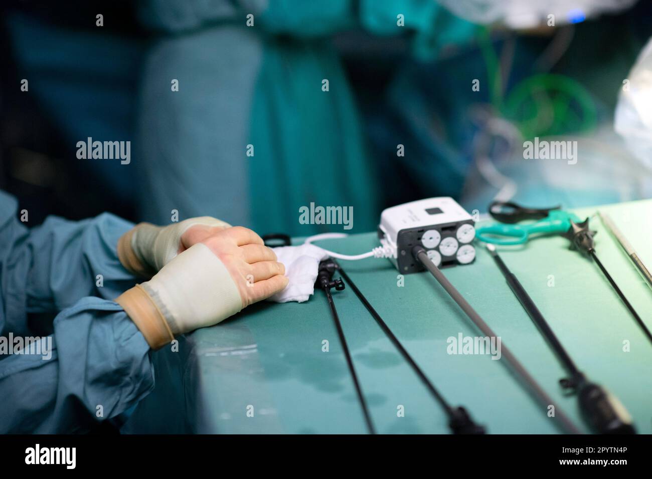 Dettaglio durante una moderna chirurgia ibrida, 3D tecnologia innovativa con il sistema DaVinci una robotica KI assistita da robot. Intervento di un tumore al fegato e allo stomaco presso l'Ospedale universitario Carl Gustav Carus, Clinica e Policlinica per la Chirurgia viscerale, Chirurgia toracica e Chirurgia vascolare e Centro per le malattie tumorali a Dresda, Sassonia, Germania. La chirurgia assistita da robot è una procedura chirurgica moderna in medicina. Consente al chirurgo di effettuare tecniche chirurgiche minimamente invasive con il supporto del sistema robotizzato. Foto Stock