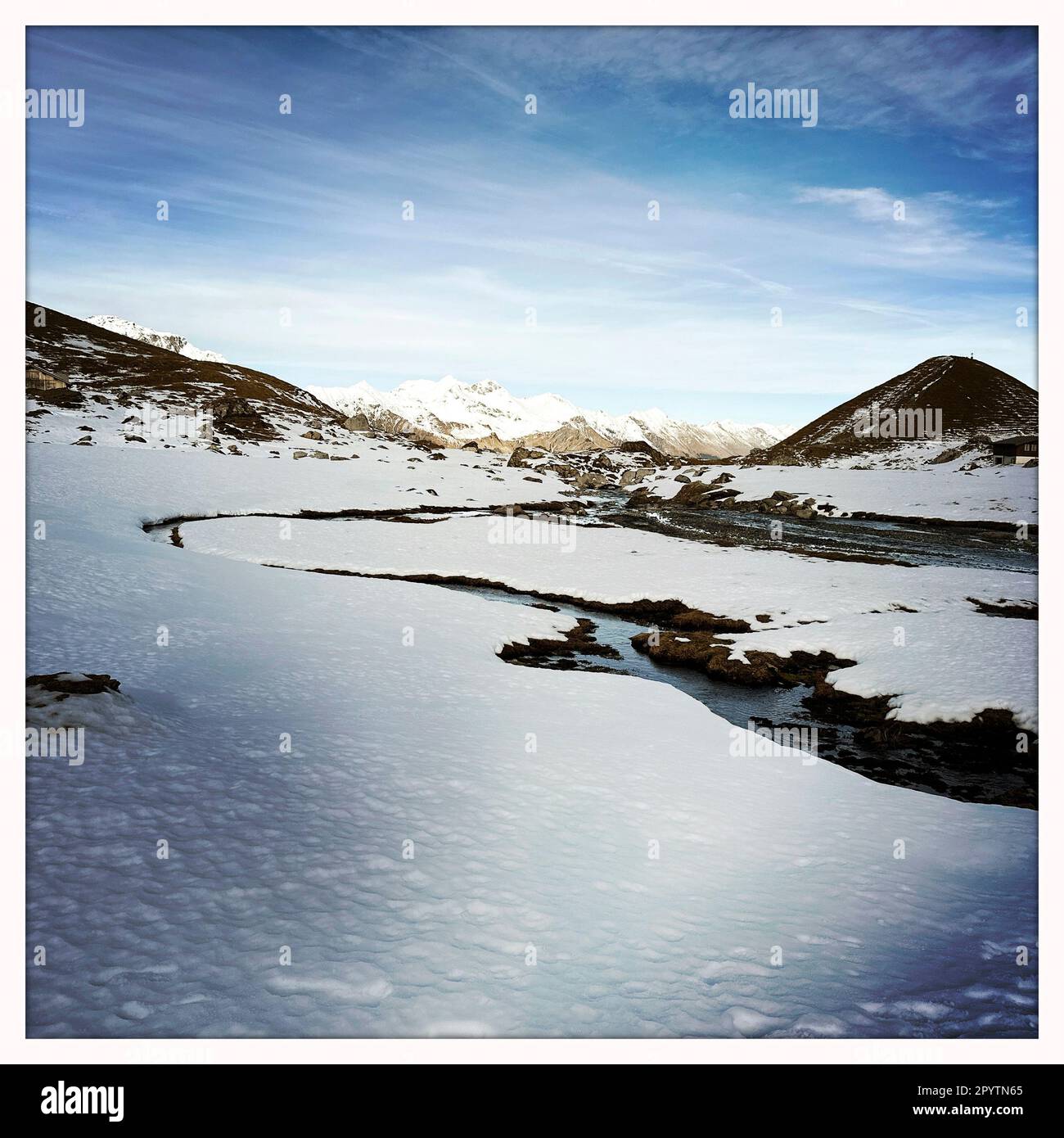 DALLA SERIE ADELBODEN Montagne nel paesaggio viticolo a Engstligenalp in Adelboden, Oberland Bernese, Canton Berna, Svizzera. La pittoresca cittadina di Adelboden è un idillio svizzero nelle Alpi Bernesi, vette impressionanti, paesaggio invernale unico, popolare area sciistica, pascoli alpini, cascate frettolose, accoglienti case in legno. A causa del cambiamento climatico e di una quantità sempre minore di neve, il classico centro sportivo invernale si sta riorientando e la stagione estiva sta diventando sempre più importante. Foto scattata con iPhone, app Hipstamatic. Foto Stock