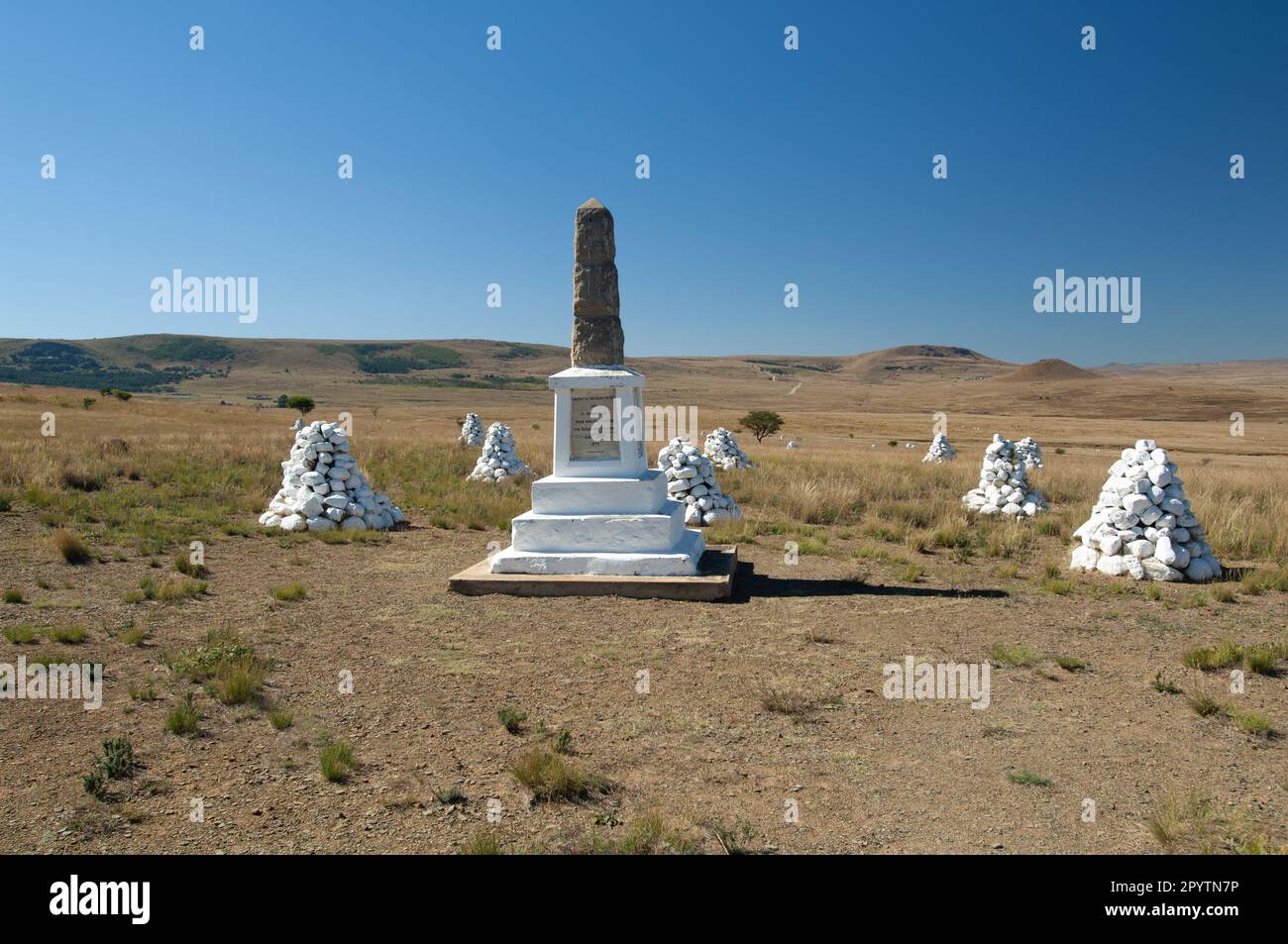 Monumento dell'Esercito britannico con la sepoltura di cairns sullo sfondo, Isandlwana, Kwa Zulu Natal, Sudafrica. Foto Stock