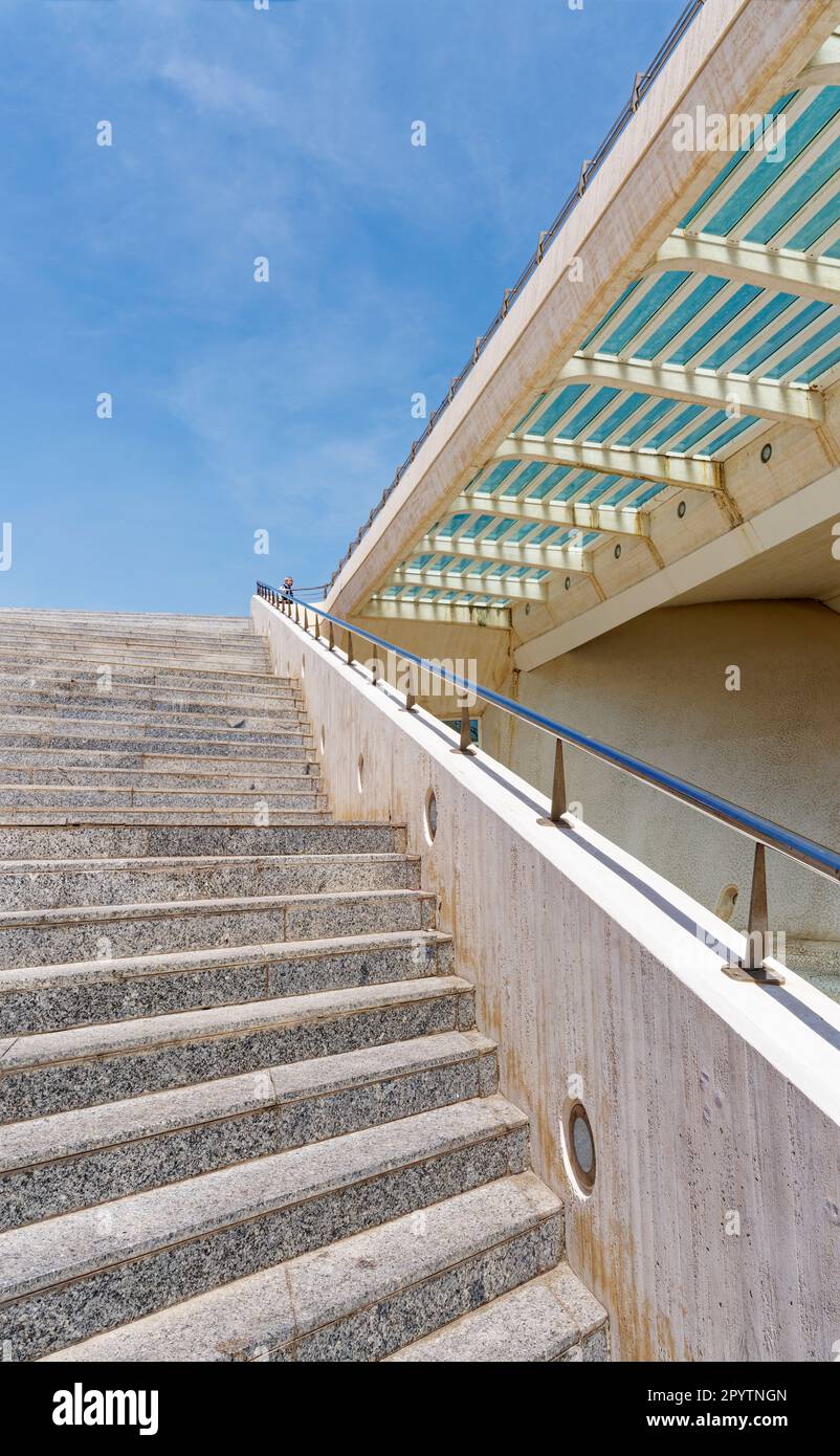 Un volo di scalini fotografato contro un cielo blu nella Città delle Arti e delle Scienze (la Ciudad de las Artes y las Ciencias) in València, Spagna Foto Stock
