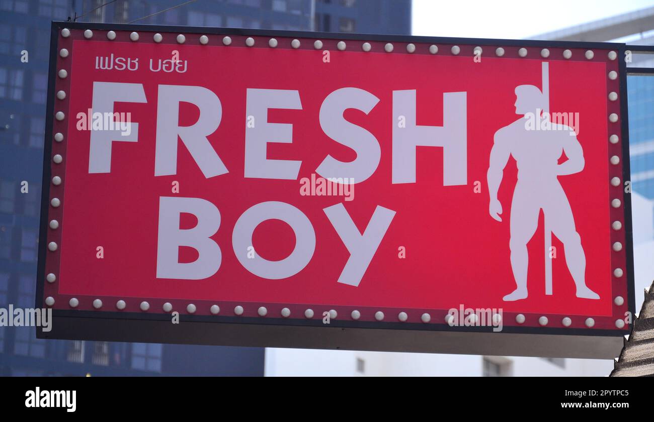 Segno: 'Fresh Boy', un go bar dove i modelli maschili adulti ballano sul palco a Patpong Soi 2, Bangkok, Thailandia. Foto Stock