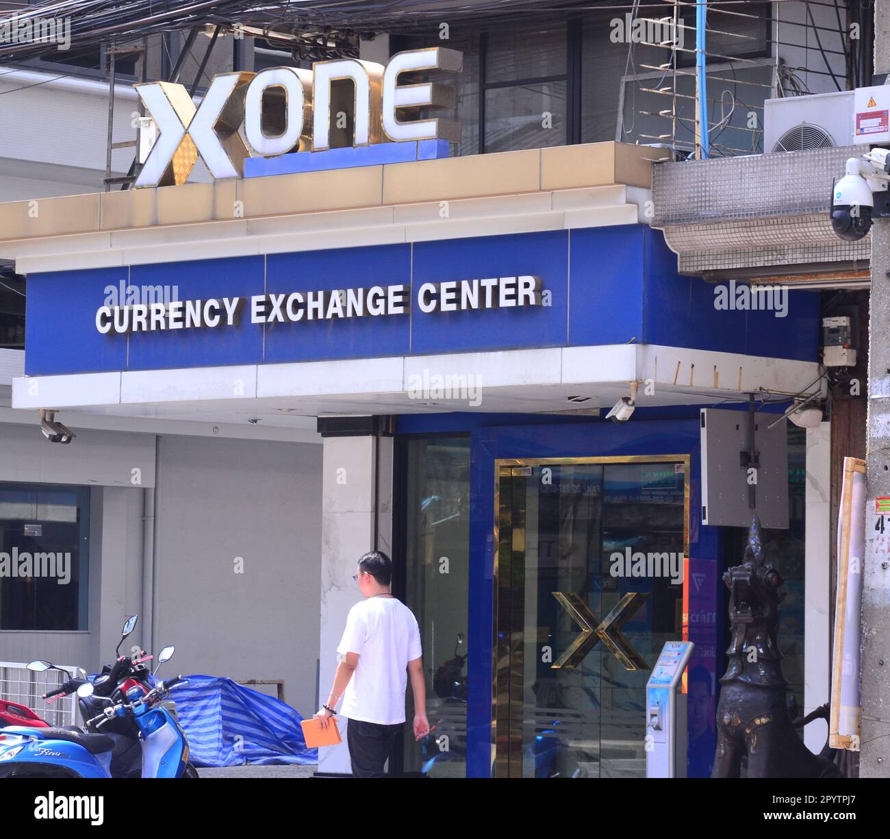 X un negozio di cambio su Surawong Road, a Bangkok, in Thailandia, offre un tasso migliore rispetto alla maggior parte della città per cambiare denaro, banconote, valuta. Foto Stock