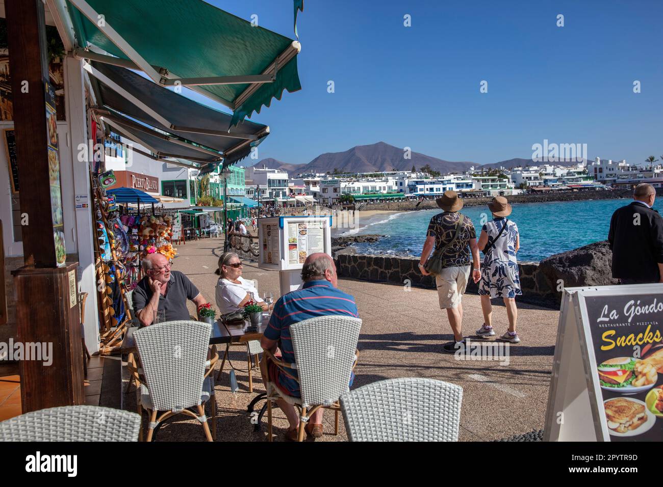 Spagna, Isole Canarie, Lanzarote, Playa Blanca. Passeggiata con ristoranti e negozi. Foto Stock